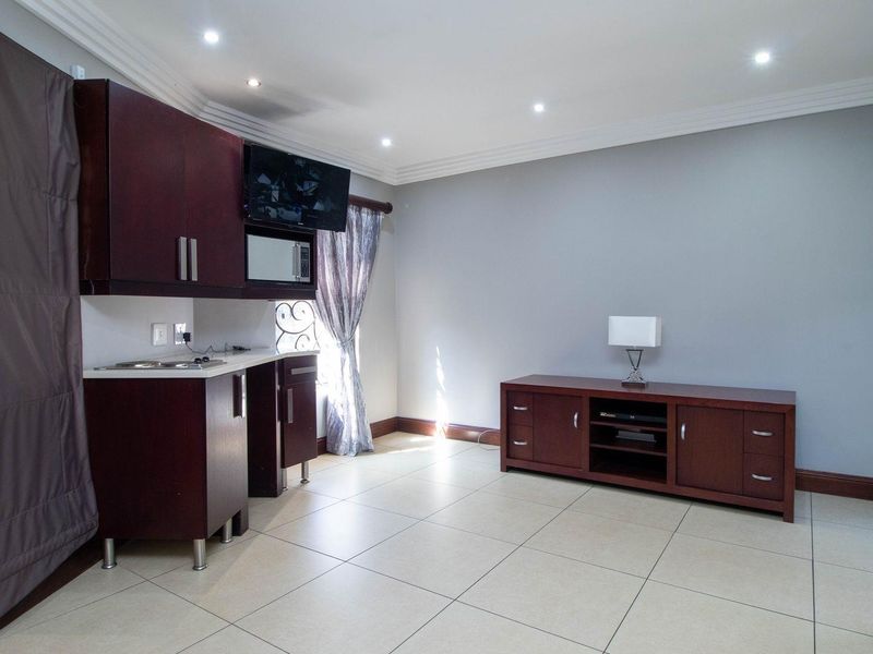 Luxury Oasis: Entertainer's Dream Awaits! - Photo 6