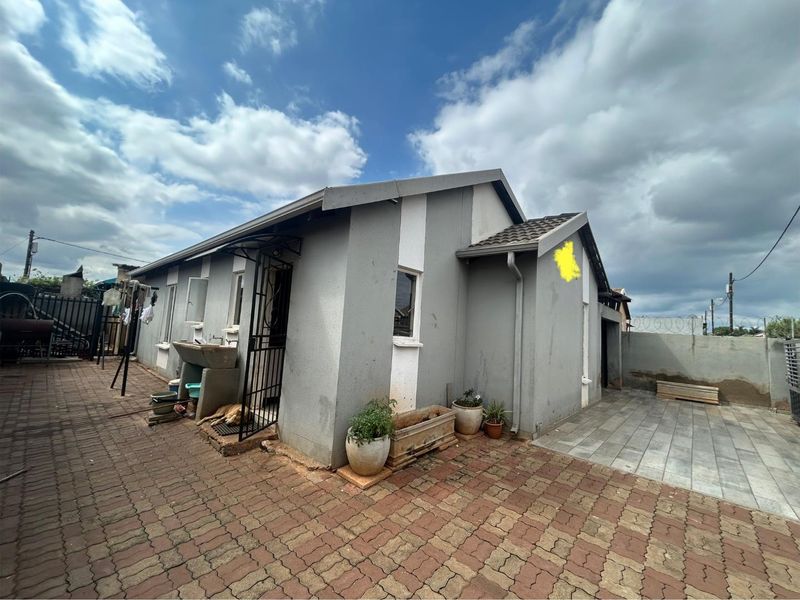 4 Bedroom Family House in Rosslyn Gardens - Photo 2