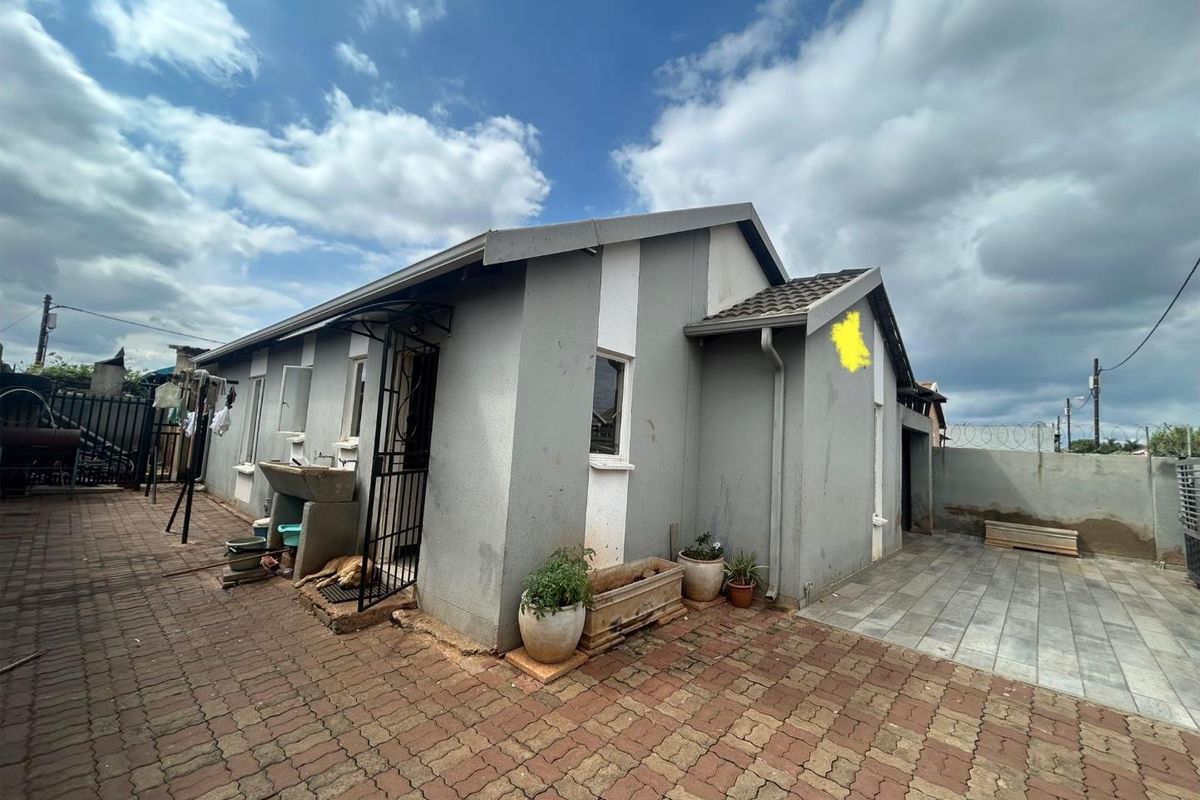 4 Bedroom Family House in Rosslyn Gardens - Photo 2