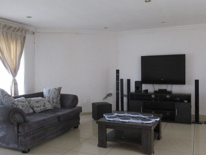 3 Bedroom House for sale in Mondeor - Photo 6