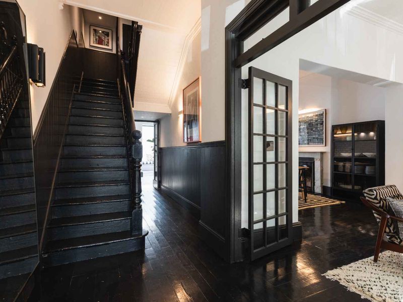 Exquisite Newly Renovated Victorian Residence in Prestigious Oranjezicht - Photo 8