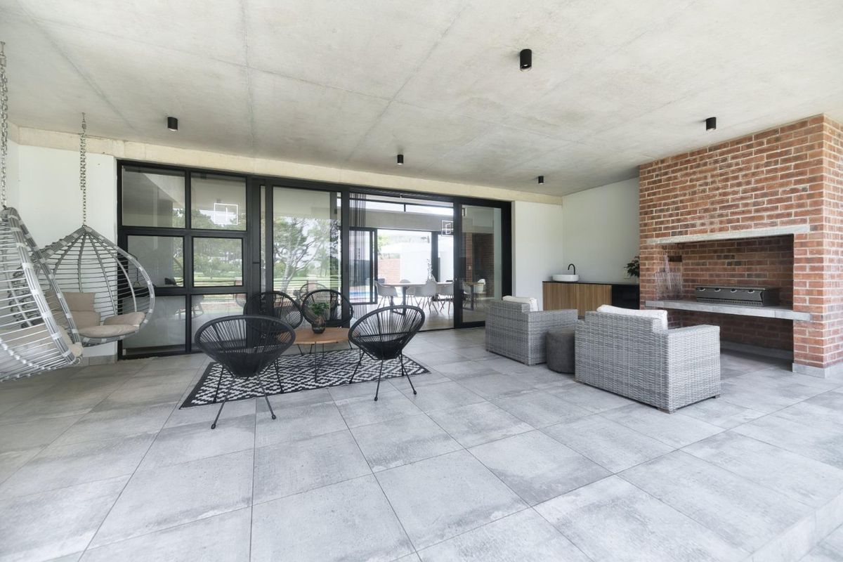 CONTEMPORARY RESIDENTIAL HOME - Photo 5