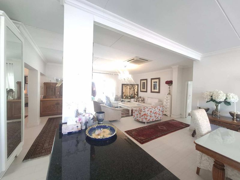 Gorgeous single level home with amazing garden - Photo 6