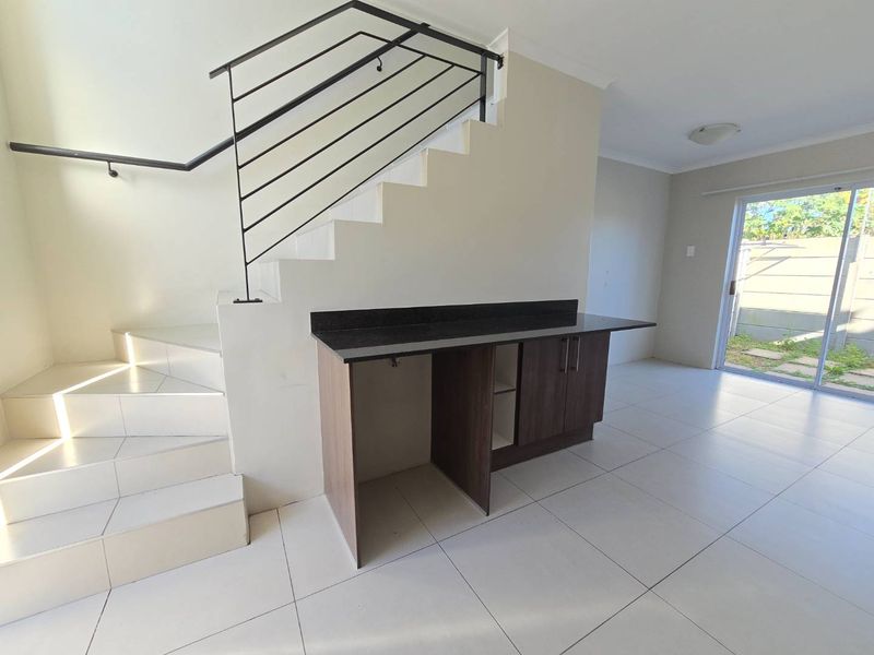 Cosy 2-Bedroom Duplex Apartment in the Beautiful The Oaks Complex - Photo 4