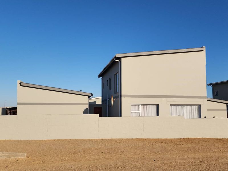 This well managed complex is freshly repainted. - Photo 2