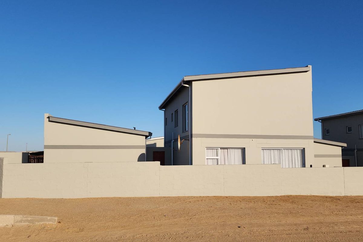 This well managed complex is freshly repainted. - Photo 2