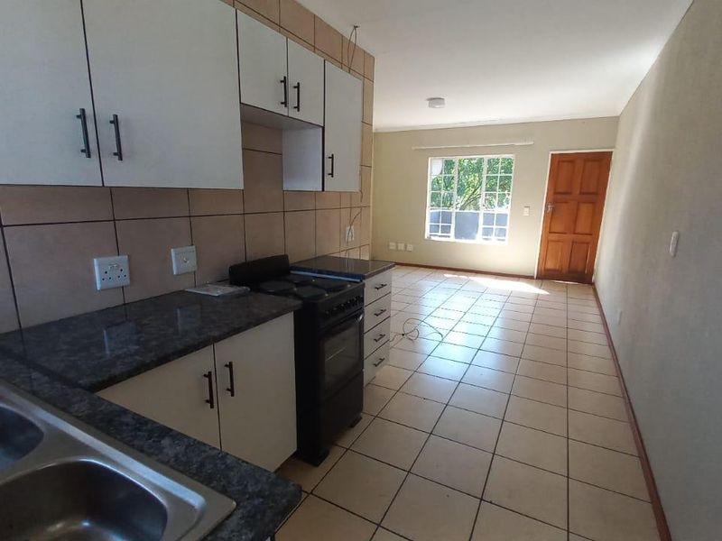 24 hour security complex, 2 bedroom spacious unit in Comet on first floor - Photo 3