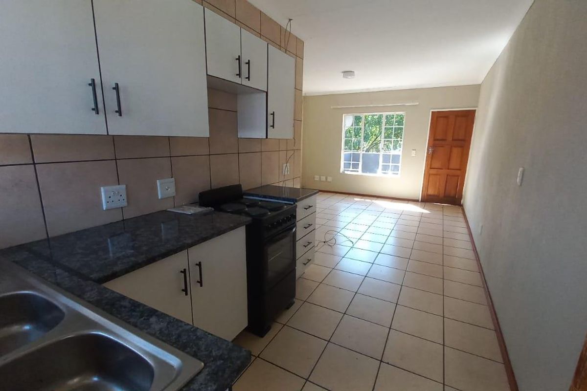 24 hour security complex, 2 bedroom spacious unit in Comet on first floor - Photo 3