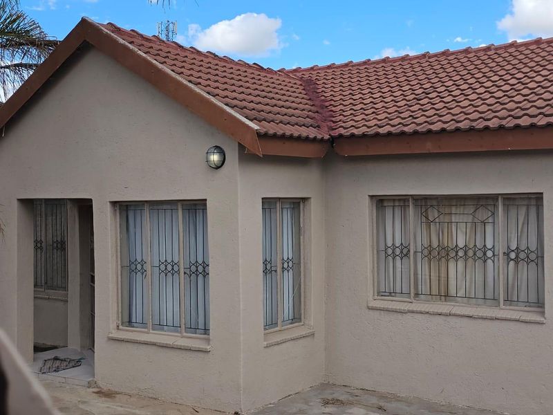 Neat 3-Bedroom Home with Outside Room & Garage – Seshego Zone 5 - Photo 6