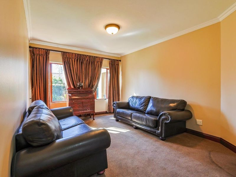 Stunning Fully Furnished Family Home in Silver Lakes Golf and Wildlife Estate – For Rent! - Photo 5