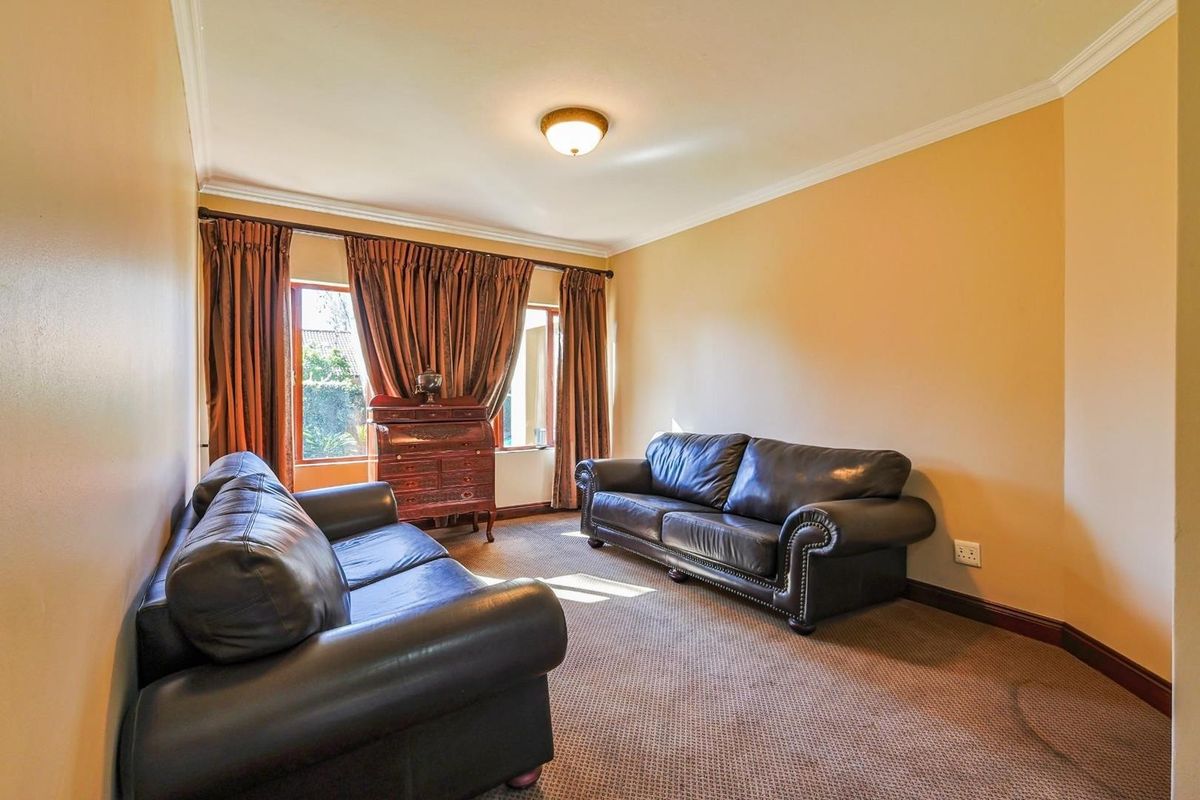 Stunning Fully Furnished Family Home in Silver Lakes Golf and Wildlife Estate – For Rent! - Photo 5