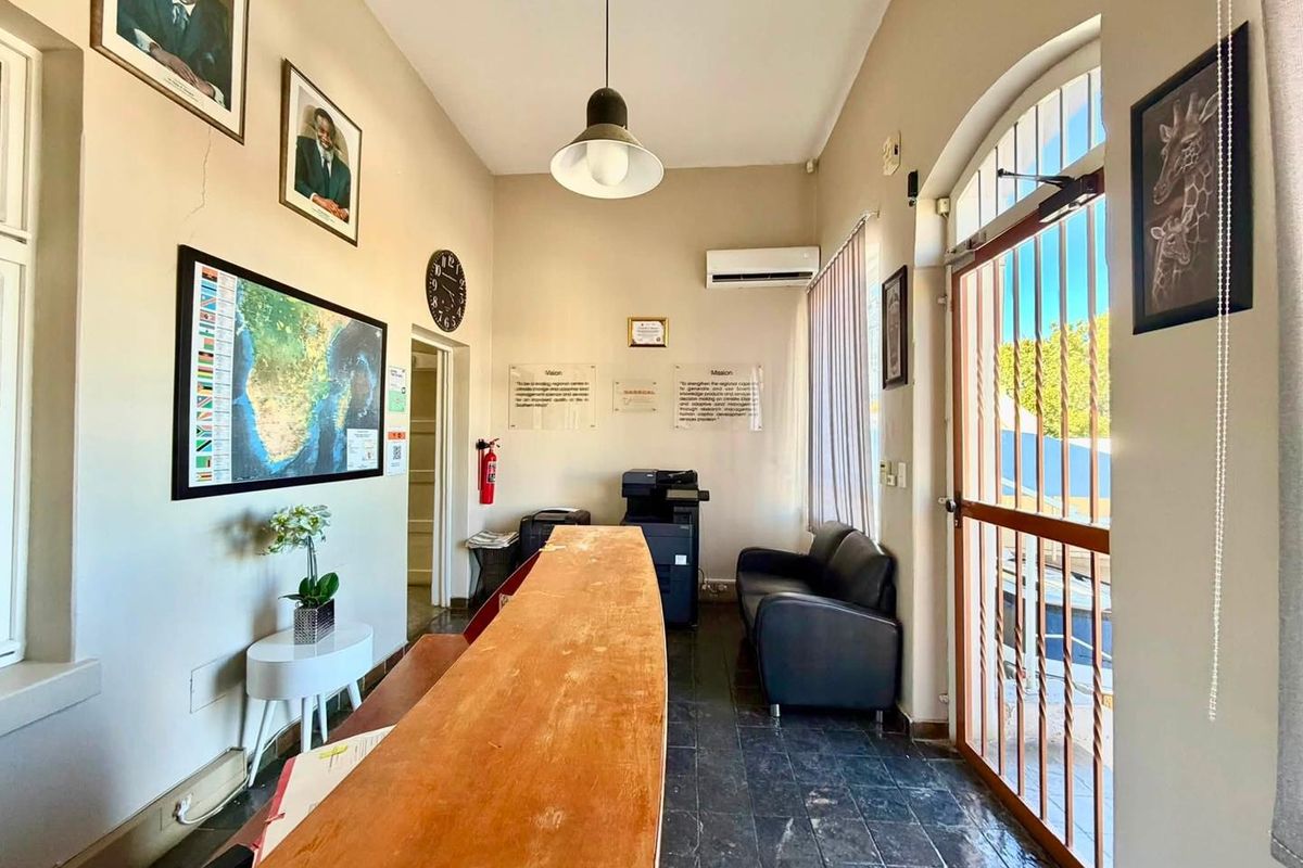 Office TO LET in CBD - Photo 4