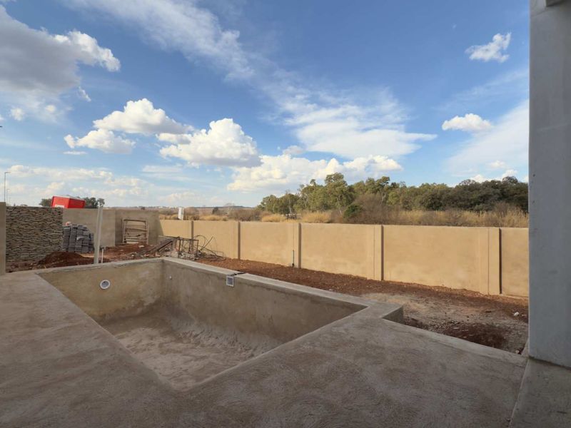 Brand New Family Home in Fountainbrook | Double Garage | Pool | 4 Bedrooms | Staff Quarters or Study | No Transfer Duty - Photo 7