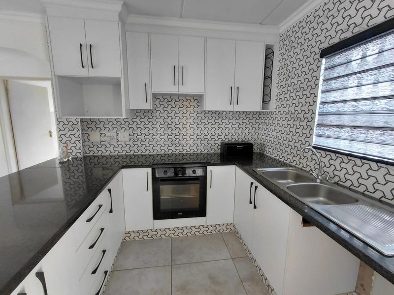 Lovely 2 Bed 1 Bath ground floor unit - Photo 6