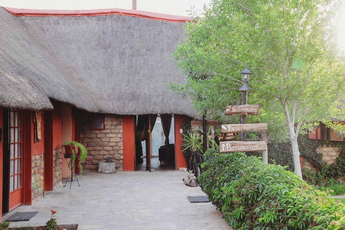 RENOWNED GUEST FARM / LODGE FOR SALE IN GOBABIS - NAMIBIA - Photo 2