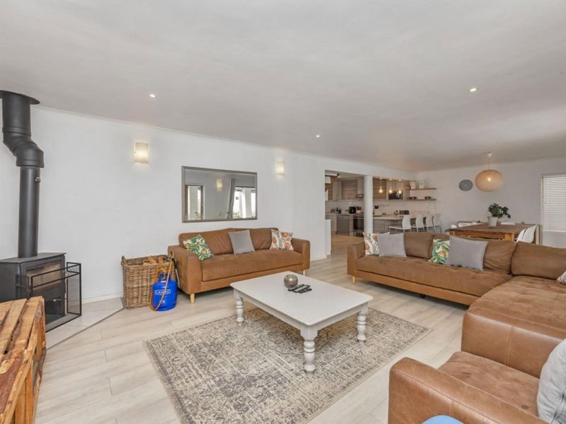 Rare, Spacious Family Home - Flatlet, Home Business Space & Exceptional Entertainment - Photo 3