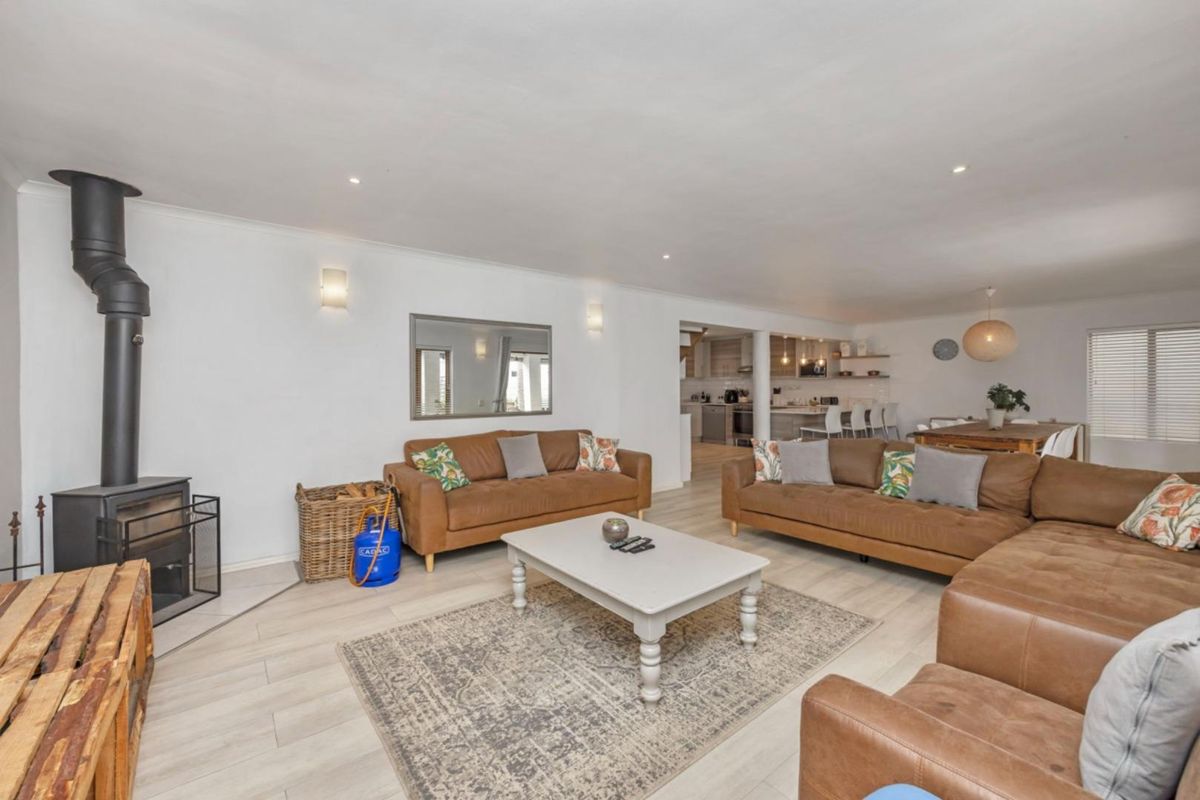 Rare, Spacious Family Home - Flatlet, Home Business Space & Exceptional Entertainment - Photo 3