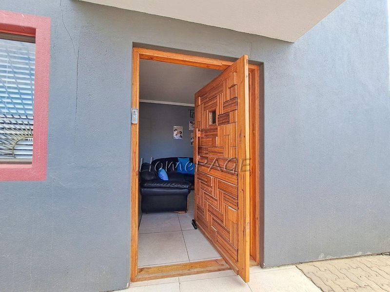 Narraville, Walvis Bay:  4 Bedr home is for sale - Photo 4