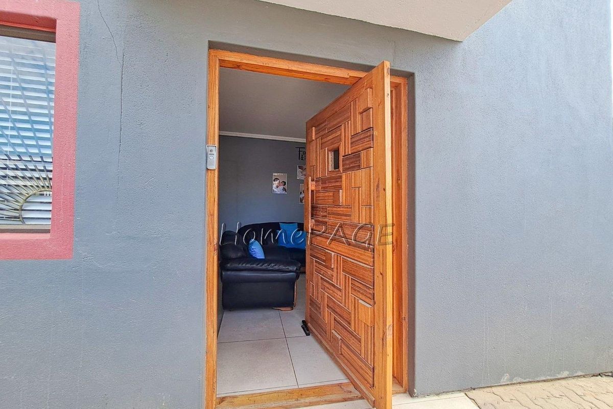 Narraville, Walvis Bay:  4 Bedr home is for sale - Photo 4