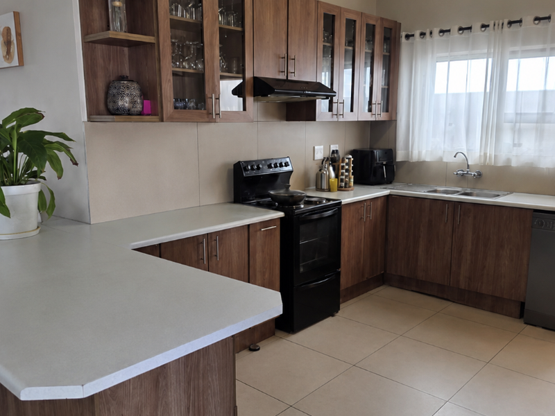 Spacious 3-Bed, 2-Bath Family Home in a Top Neighborhood! - Photo 4