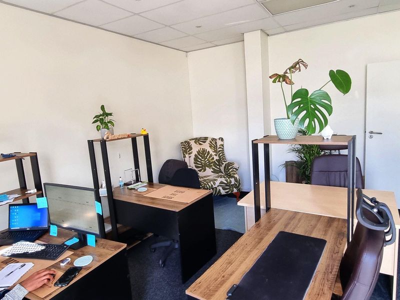 Light and Bright Ground Floor Office in Westlake Business Park - Photo 6