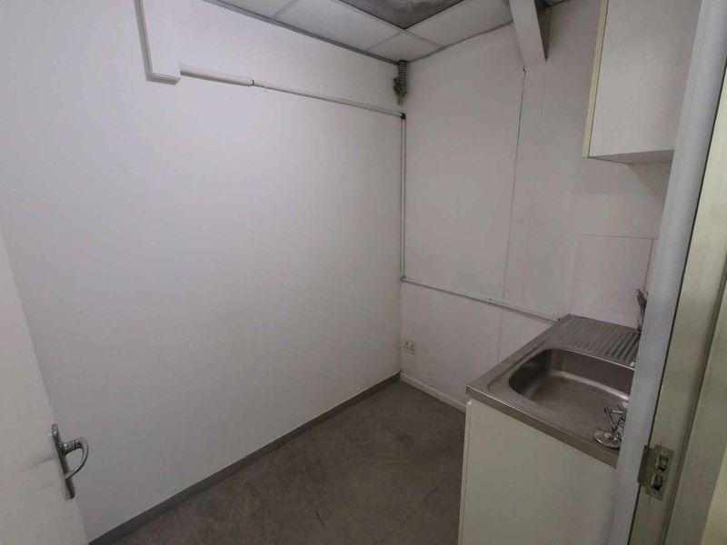 Secure double volume warehouse/offices to let - Montague Gardens. - Photo 10