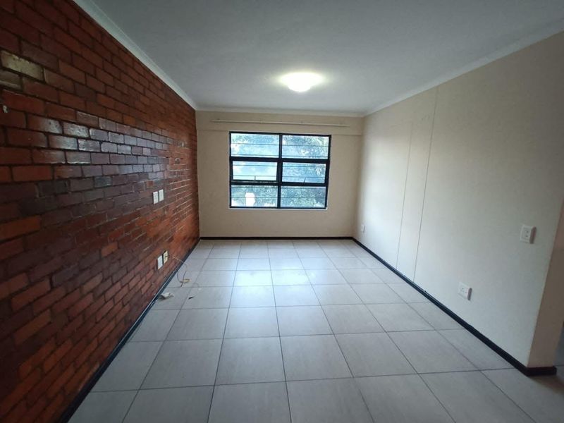 Charming 2-Bedroom Apartment in the Heart of Essenwood, Durban. - Photo 3