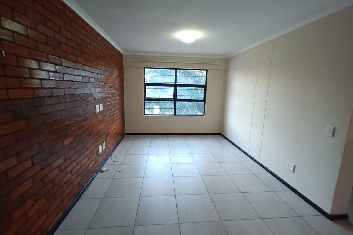 Charming 2-Bedroom Apartment in the Heart of Essenwood, Durban. - Photo 3
