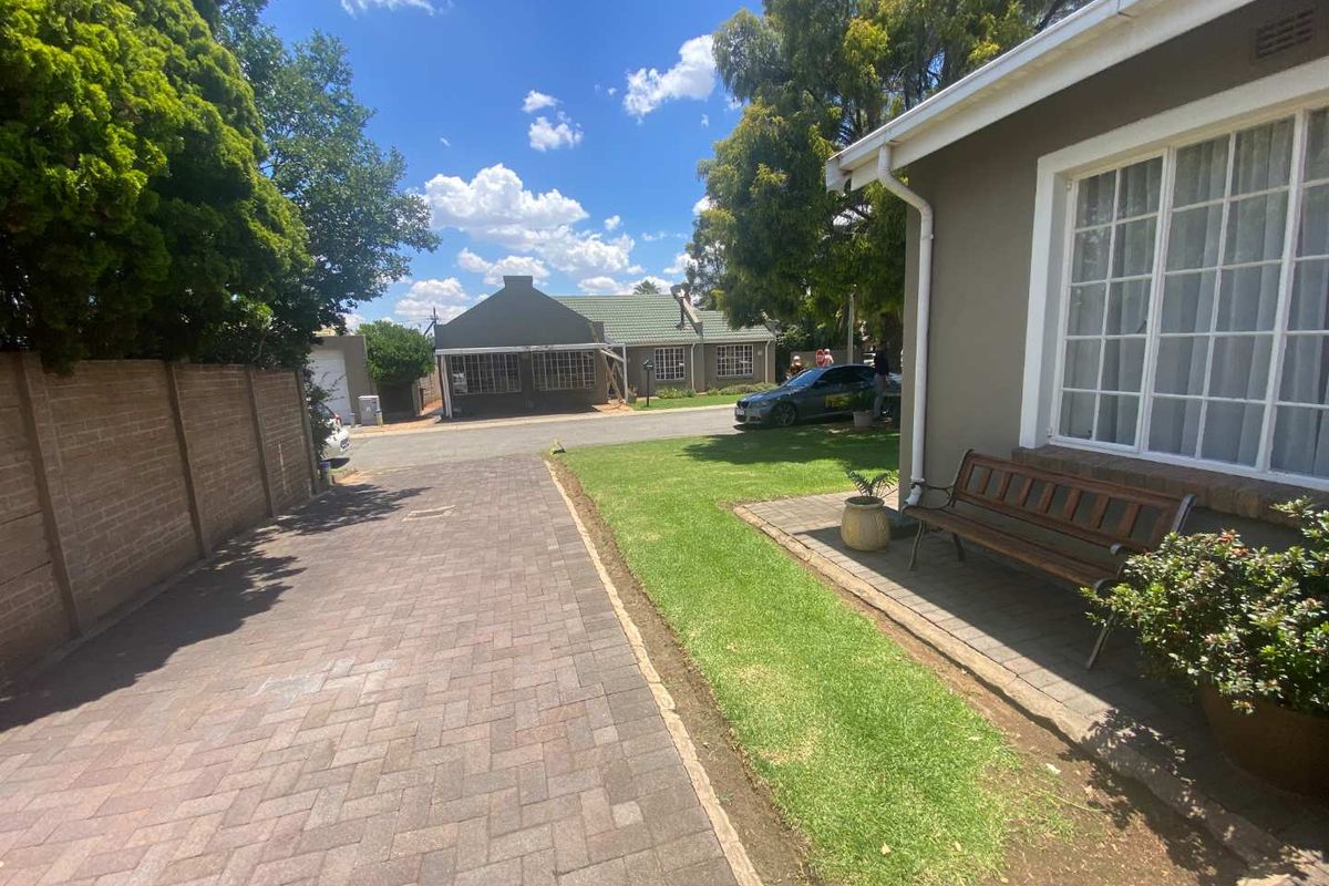 Looking for Estate Living? - Photo 4