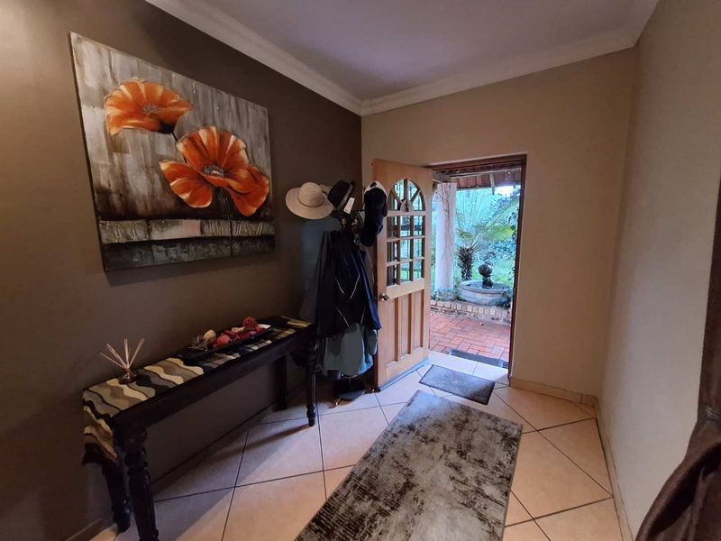 3 Bedroom, 2 Bathroom House with a Double Garage in an excellent condition, with a swimming pool in Garsfontein. The Entertainers dream! - Photo 10