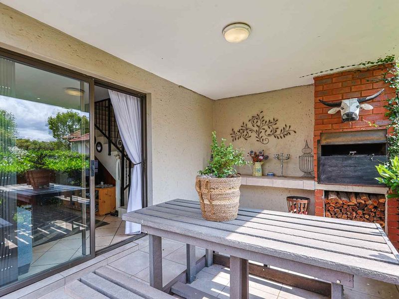 Mesmerizing 2 Bedroom Home with Exceptional Garden - Photo 10