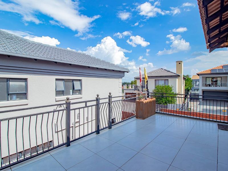 Fabulous Family Home in a Quiet Cul-de-Sac – Move-In Ready! - Photo 4