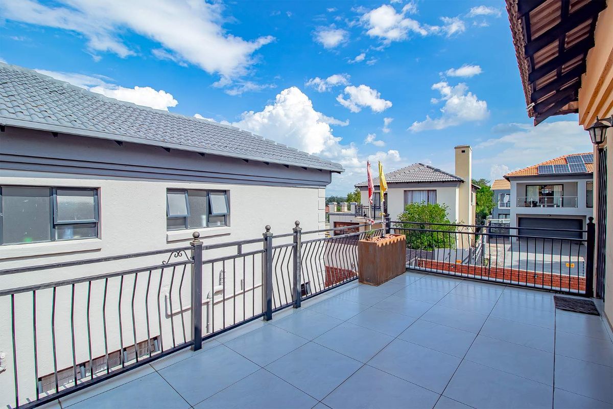 Fabulous Family Home in a Quiet Cul-de-Sac – Move-In Ready! - Photo 4