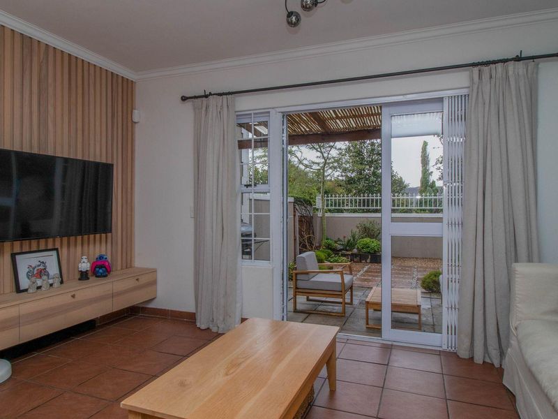 SPECTACULAR TOWNHOUSE IN SOUGHT AFTER LAKESIDE - Photo 5