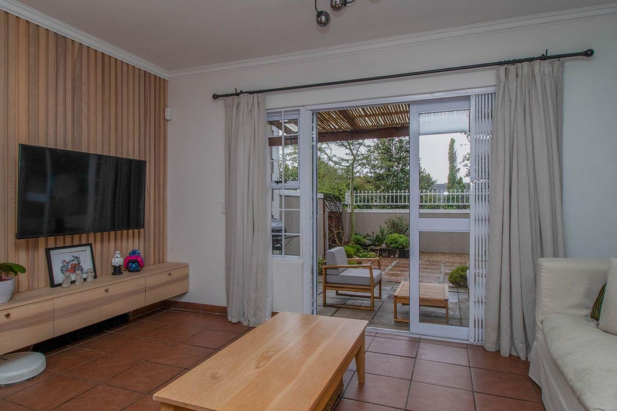 SPECTACULAR TOWNHOUSE IN SOUGHT AFTER LAKESIDE - Photo 5