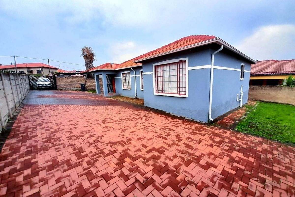 "Phenomenal three-bedroom home suitable for a large family" - Photo 2