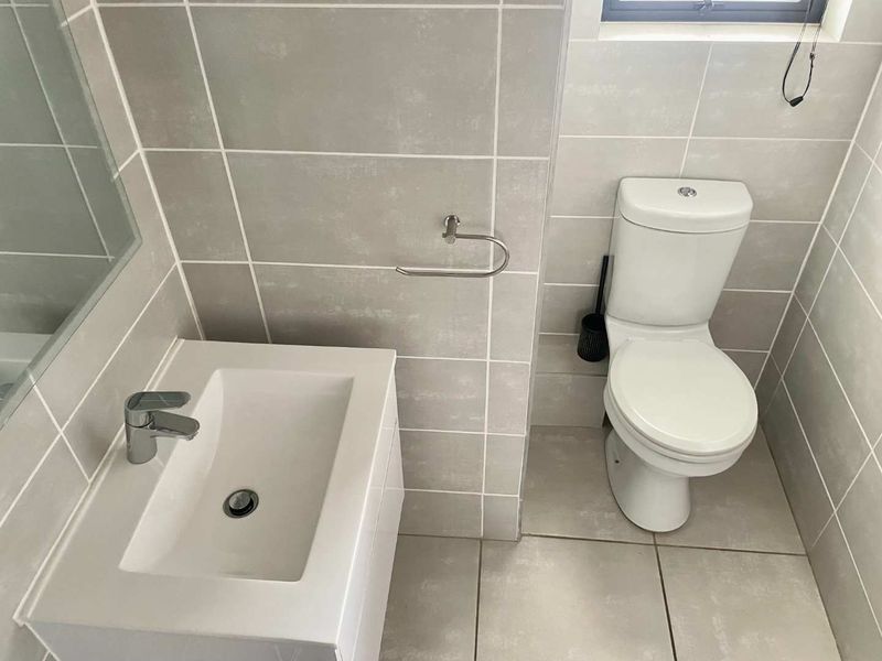 Top floor 1 Bedroom Apartment in Ballito - Photo 4