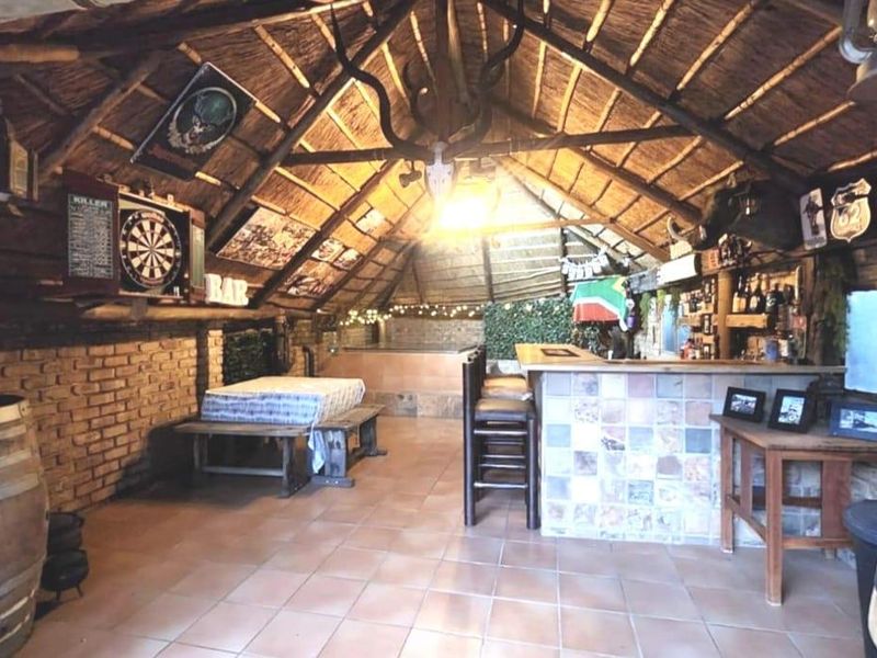 Beautiful Klinker Brick Home with a stunning garden. - Photo 7