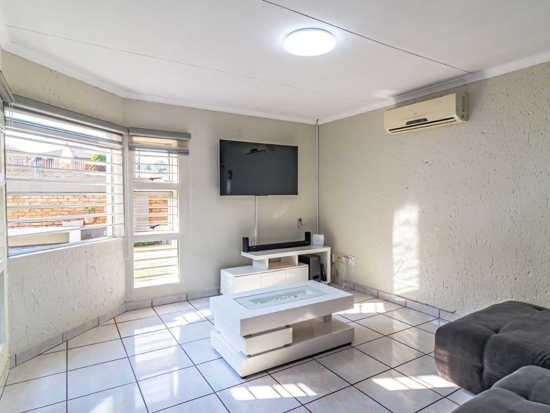3-Bedroom Garden Simplex in Secure Complex - Photo 3