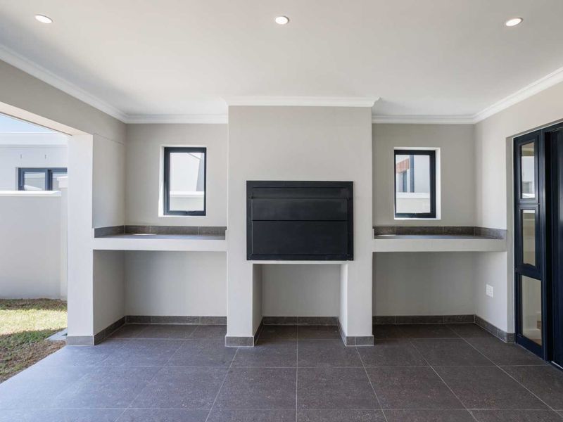 A Thoughtfully Designed Home in Val de Vie Evergreen - Photo 8