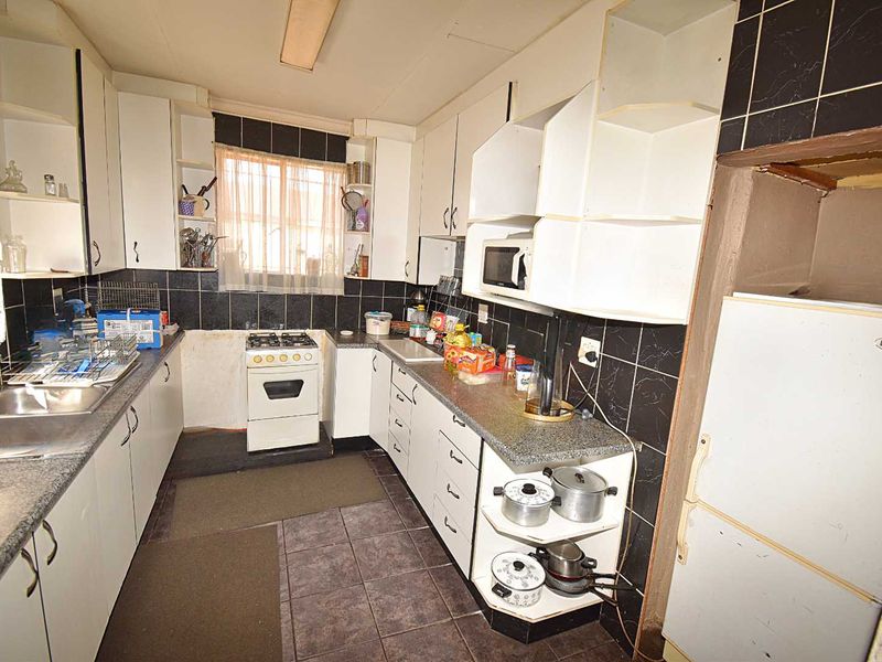 Spacious Home - Photo 9