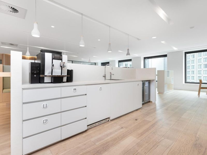 Find office space in Regus Olive Wood for 3 persons with everything taken care of. - Photo 8