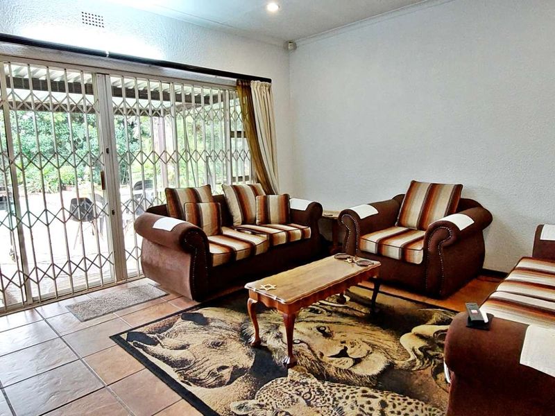 Stunning Family Home with Expansive Grounds, Ideal to Work from. - Photo 10