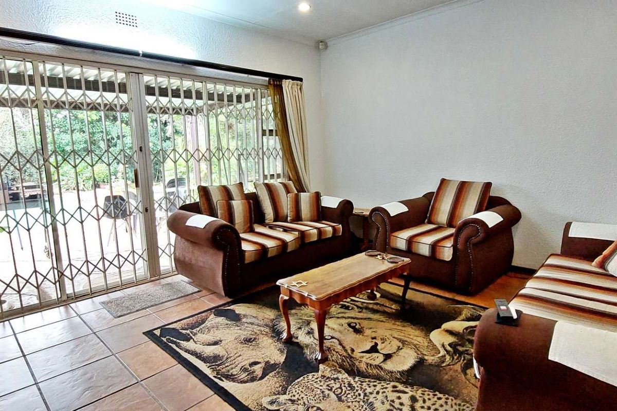 Stunning Family Home with Expansive Grounds, Ideal to Work from. - Photo 4