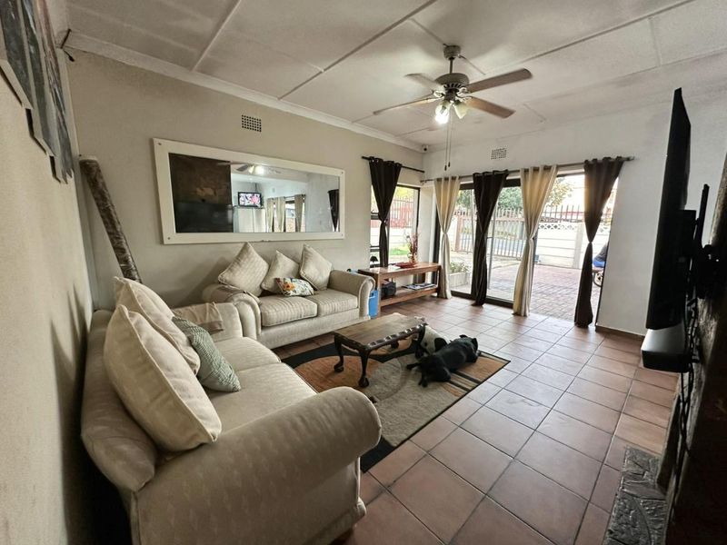 3 Bedroom House with Flatlet in Alberton North! - Photo 8