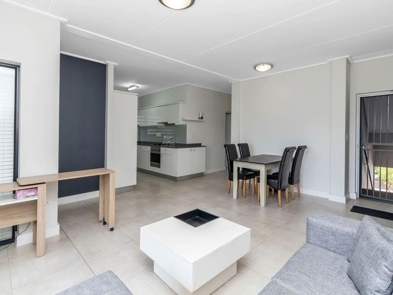 Furnished lock up and go - Photo 4