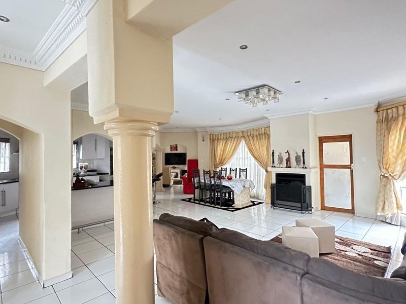 Spacious 4-Bedroom Family Home with Flatlet To Rent in Ninapark - Photo 4