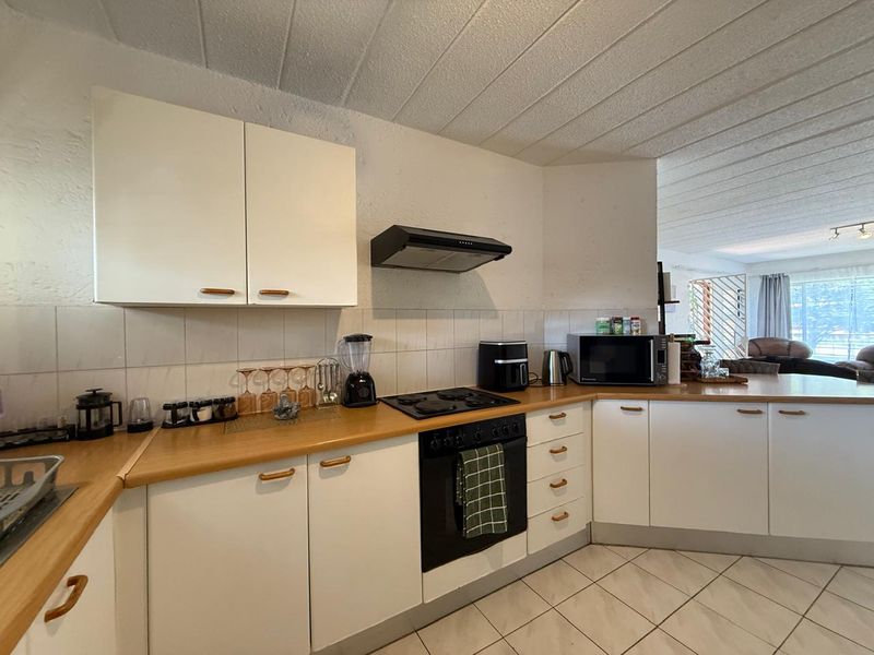 Charming 2-Bedroom Apartment in Sandown - Sole Mandate - Photo 4