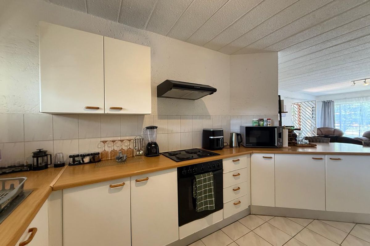 Charming 2-Bedroom Apartment in Sandown - Sole Mandate - Photo 4