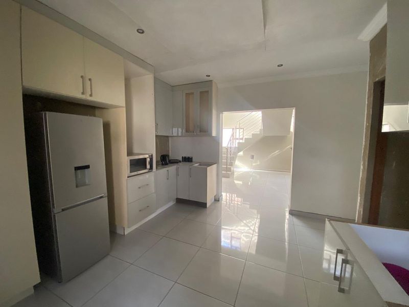 Three Bedroom House for Sale - Photo 6